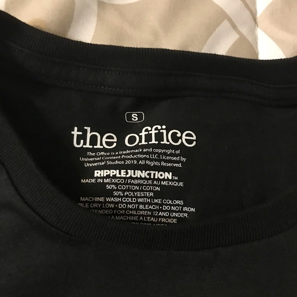 Juniors' The Office "Greetings From Dunder Mifflin" Graphic Tee Size Small - Picture 4 of 5
